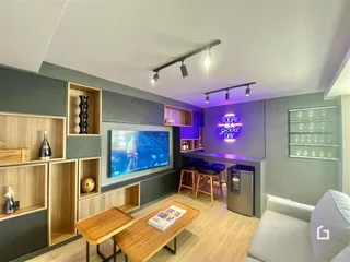 Sala de estar com decoração moderna e móveis planejados em madeira.