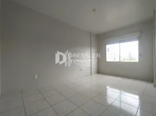 Ambiente interno de uma sala com piso de cerâmica e janela.