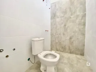 Foto de um banheiro com vaso sanitário e revestimento de parede.