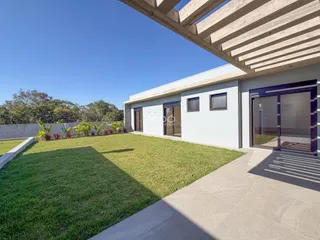 Fachada de uma casa moderna com jardim gramado em Lajeado, Brasil.