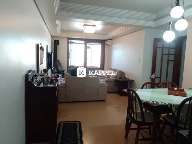 Sala de estar com sofá e mesa de jantar em um imóvel no Brasil.