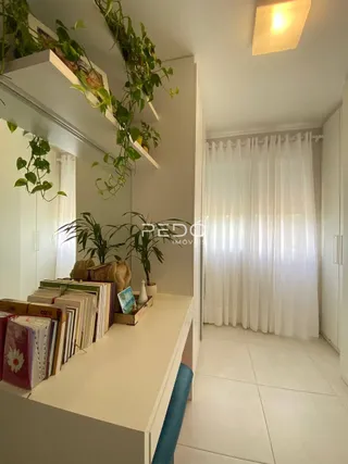 Vista interna de um corredor com prateleiras e plantas.