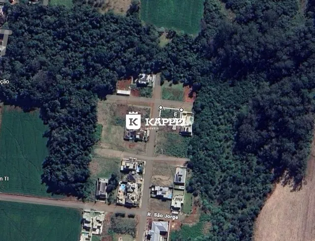 Vista aérea da propriedade residencial em Lajeado, mostrando o terreno e a vegetação circundante.