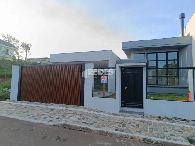 A fachada de uma casa moderna com portão de madeira em Lajeado, Brasil.