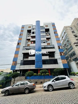 Fachada de um prédio residencial em Lajeado, Brasil, com um carro estacionado na frente.