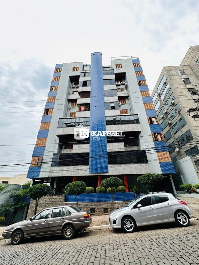 Fachada de um prédio residencial em Lajeado, Brasil, com um carro estacionado na frente.
