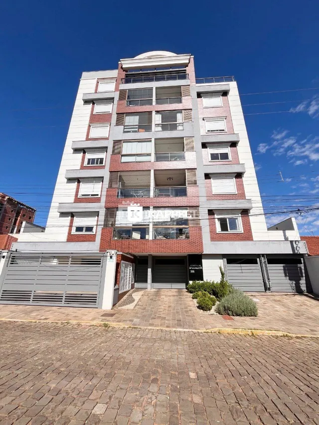 Fachada de um prédio residencial em Lajeado, Brasil com estrutura de tijolos e revestimento claro.