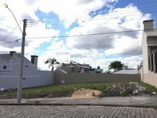 Foto da fachada de uma residência em Lajeado, Brasil com gramado na frente.