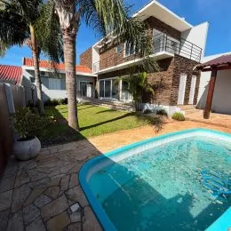 Foto de uma piscina externa em uma propriedade residencial.