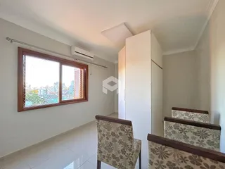 Ambiente interno com janela e vista da cidade.