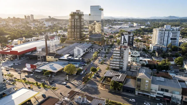 Vista aérea de uma área urbana em Lajeado, Brasil, mostrando edifícios residenciais e comerciais.
