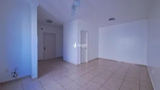 Hall de entrada com piso de cerâmica e paredes brancas.