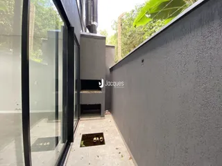 Fachada moderna de uma residência com portas de vidro.