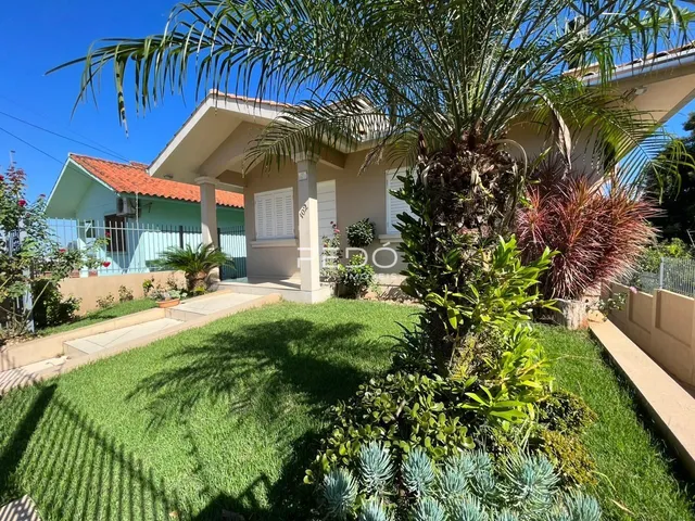 Fachada de uma residência em Lajeado, Brasil, com jardim frontal.
