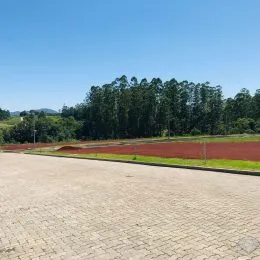 Vista da área externa pavimentada de uma propriedade em Lajeado, Brasil.