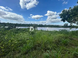 Vista de paisagem com vegetação densa e corpo d'água em Lajeado, Brasil.