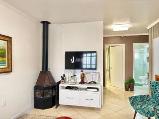 Sala de estar com lareira e televisão em um apartamento.