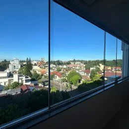 Vista panorâmica da paisagem urbana de Lajeado sob um céu azul.