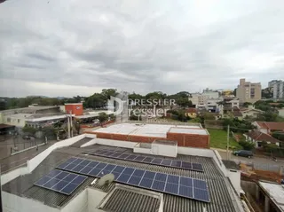 Vista aérea do telhado com painéis solares instalados.