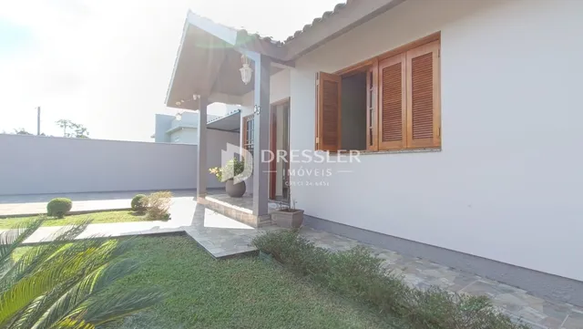 Fachada de uma casa em Lajeado, Brasil, com área externa gramada.