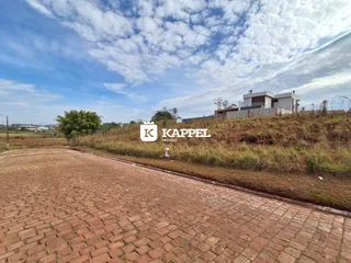 Vista externa de uma residência moderna em uma área com vegetação seca.