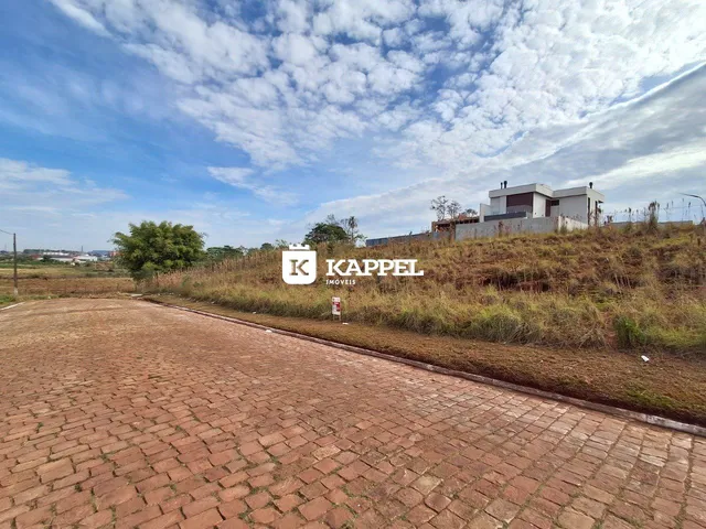 Vista externa de uma residência moderna em uma área com vegetação seca.