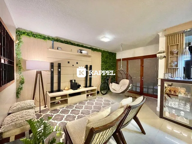 Sala de estar com móveis de vime e decoração verde.