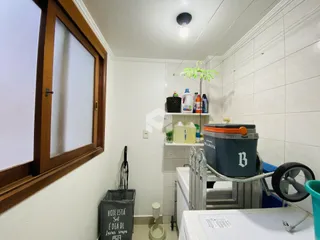 Foto de um interior com paredes brancas e piso de cerâmica em uma residência.