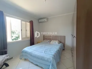 Quarto com cama e janela em um imóvel no Brasil.