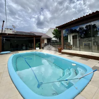Piscina azul em área externa de residência.