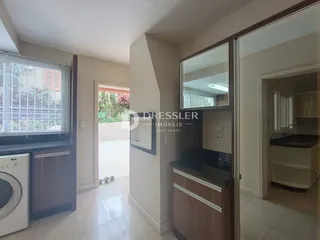 Hall de entrada com piso de cerâmica e armários em madeira.
