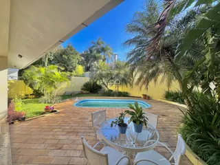Vista externa de uma área de piscina e jardim em Lajeado, Brasil.