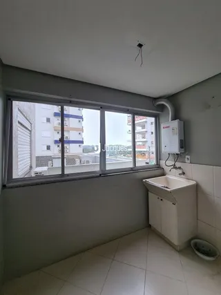 Vista interna de um cômodo com janela em um imóvel em Lajeado.