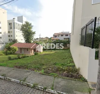 Fachada de uma residência com jardim em Lajeado, Brasil.