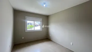 Sala de estar com paredes neutras e piso claro.