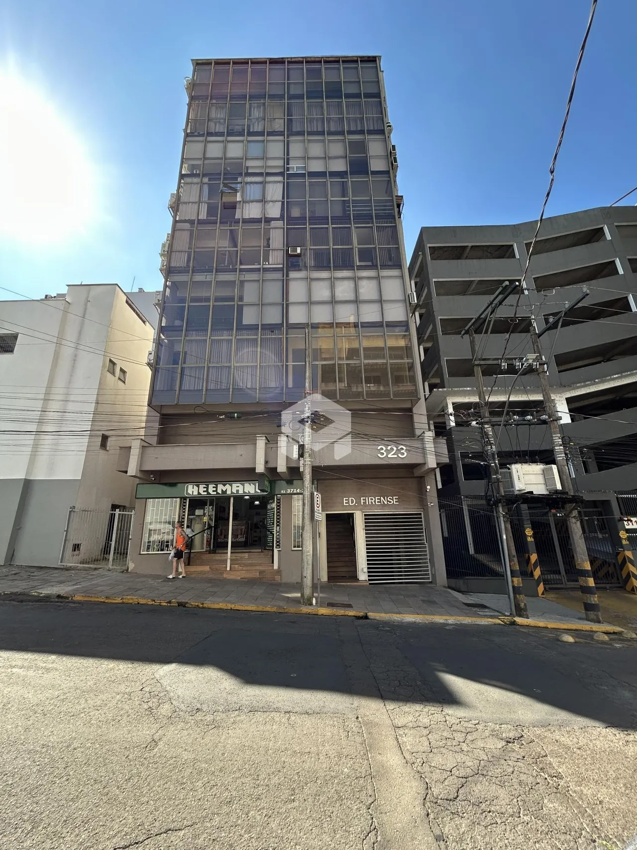 Fachada de um prédio comercial em Lajeado, Brasil.