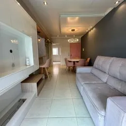 Corredor interno com piso claro e paredes brancas.