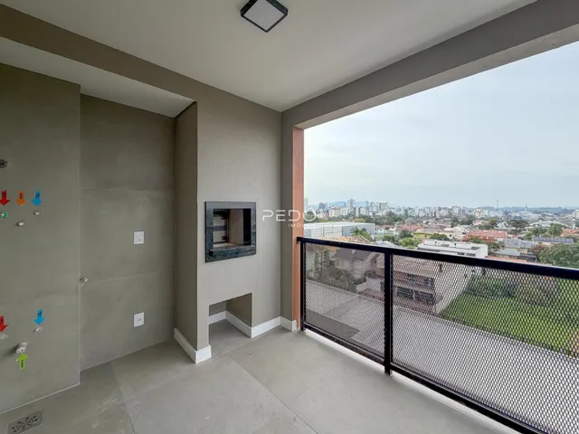 Interior de uma área com vista para a paisagem urbana de Lajeado.
