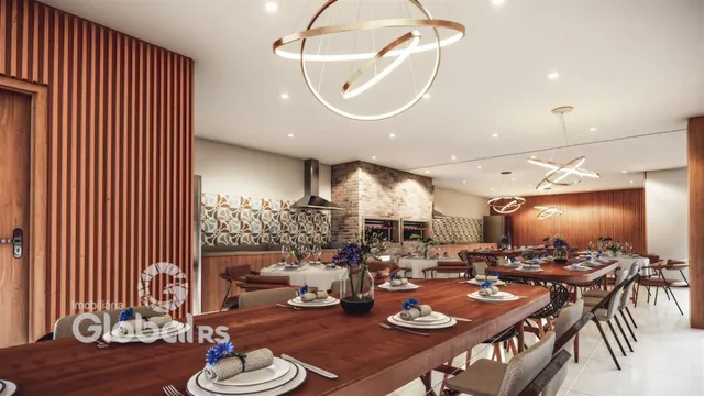 Uma sala de jantar ampla com mesa de madeira e decoração moderna.