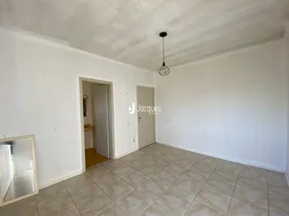 Ambiente interno com piso de cerâmica claro.