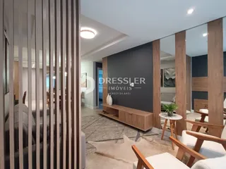 Ambiente interno de uma sala de estar com paredes claras e detalhes em madeira.