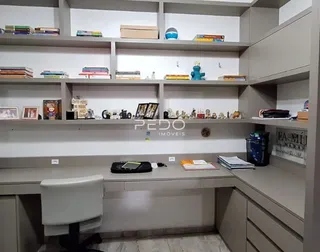 Foto de uma área interna com estantes embutidas.