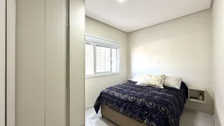 Quarto com cama e janela em um imóvel no Brasil.