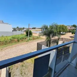 Vista externa de um terraço com grade metálica em Lajeado, Brasil.