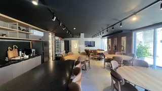 Interior de uma sala de jantar moderna com grandes janelas.