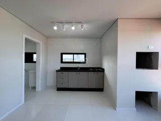 Interior de uma cozinha com armários e piso de cerâmica.