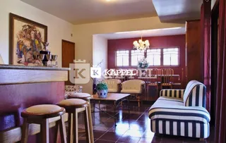 Quarto com cama de madeira escura e cabeceira.