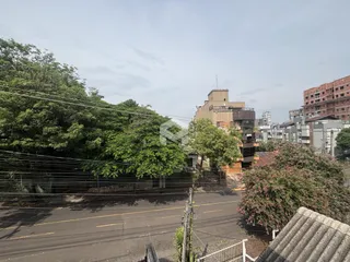 Vista externa de uma propriedade na Lajeado, Brasil, com vegetação e cerca.