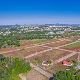 Vista aérea de uma área de campos abertos em Lajeado, Brasil.