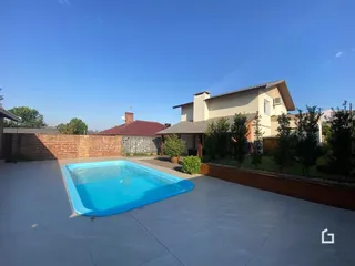 Foto da fachada de uma residência com piscina no Brasil.